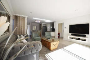 Stylish 3 Bedroom House with Pool